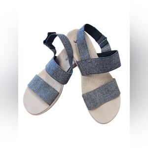 Clarks Cloudsteppers EUC Blue Wedge Sandals Size 9
